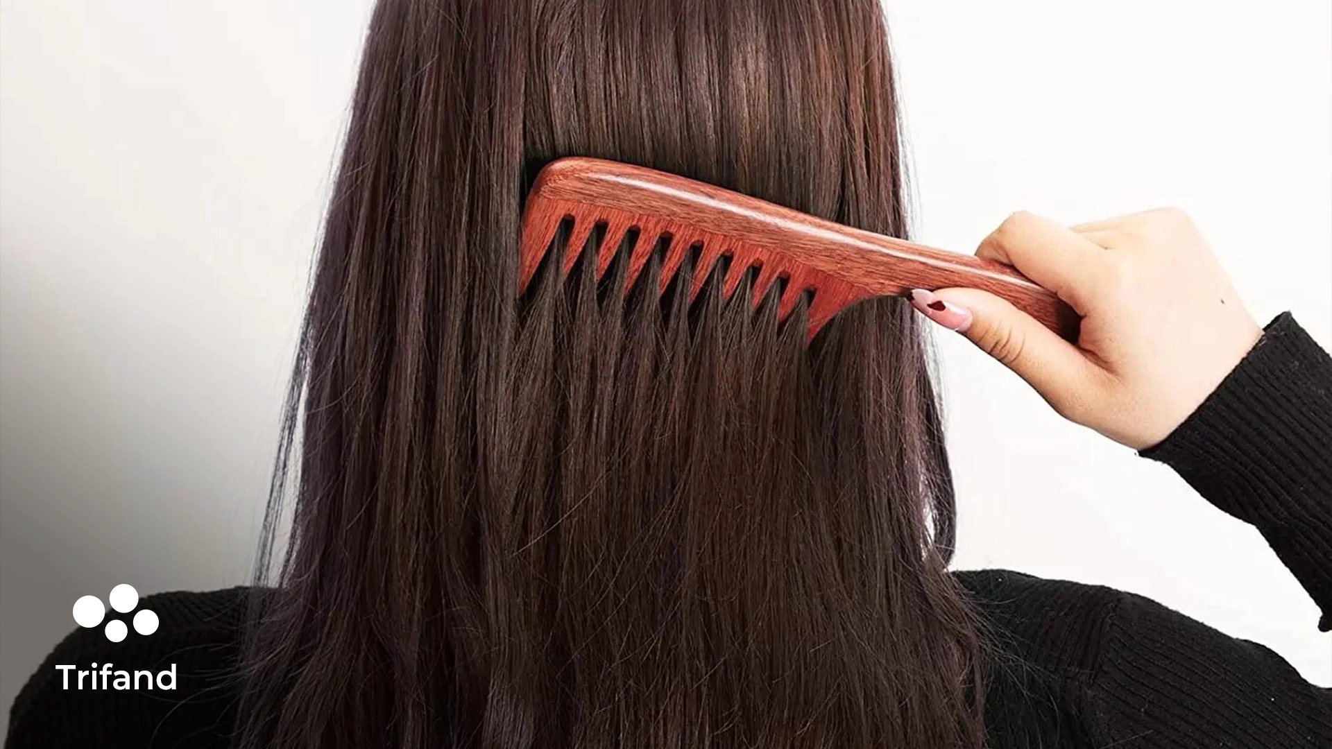 استفاده از شانه‌ی پهن برای داشتن موهای سالم | تریفند | تریفند